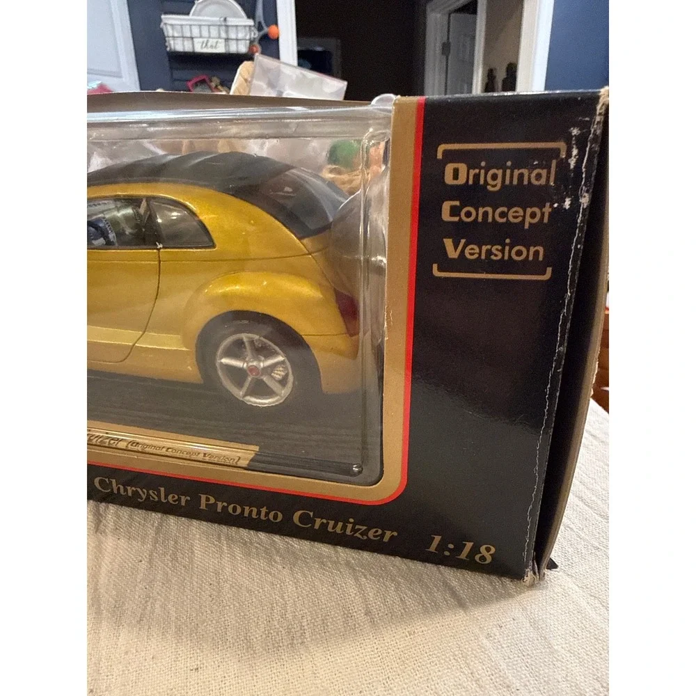 Maisto 1:18 Chrysler Pronto Cruizer Original Concept Version Gold Diecast 31870
